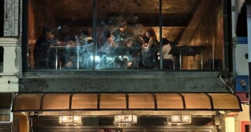 Rhythm social bar в Таиланде — настоящий локальный оазис с одними из лучших коктейлей страны и живой тайской музыкой, атмосферой, которую нельзя пропустить
