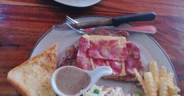 Мой алгоритм выявил аномалию в Steak Kaem Bum: почти все хвалят стейки и цену, но внезапные срывы сервиса превращают вечер в рискованный эксперимент
