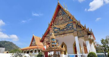 Wat Mongkolnimit Phra Aram Luang (Wat Klang) в Старом Пхукете — неожиданный оазис тишины и величия, идеальный для медитации и впечатляющих фотографий