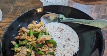 Маленькая кофейня под управлением двух женщин разоблачает ресторанную рекламу: дешёвая Пад Тай, тёплые улыбки и еда лучше, чем на модных витринах