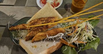 Kab Khao разоблачаю: апологии персонала не спасают от черствого хлеба, пиццы на засохшей булке с кетчупом и стейка, что шокировал гостей