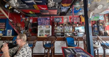 Karon Aussie Bar в Карон: уютный австралийский паб от Кенни с дружелюбной атмосферой, дешевыми напитками и местными, где стакан превращается в вечер