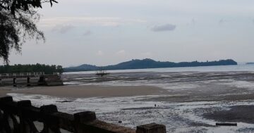 Uthen Thawai Bridge — тихий местный секрет на берегу Phang Nga Bay: почти пустой пляж, расслабляющая атмосфера и простые уличные закуски