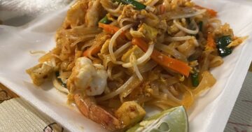 Street food Patong Beach — гигантский выбор вкусной тайской уличной еды: продавцы могут быть навязчивы, но атмосфера и вкус стоят поездки