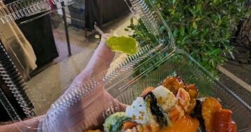 Canal Village Night Market: обязательно посетить в пятничные вечера — маленький, но оживлённый и разноплановый рынок с едой, музыкой и неожиданными находками