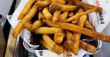 Prime Burger Central Phuket бросает посетителей в крайности: одни хвалят идеальные бургеры, другие страдают от пищевого отравления, грязи и промахов сервиса