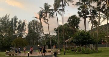 Kata Beach Community Park: почему местные приходят сюда вечером — зумба, тренажёры, surf club с симулятором, беседки и детская зона