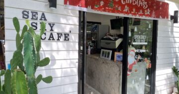 Почему туристические заведения Патонга бледнеют рядом с этим тихим рестораном на воде: дешёвая еда, кормление рыб, бильярд и тёплый персонал