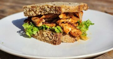 Мой анализ раскрывает, почему Denz в Патонг стал любимым коворкинг-кафе: открытая веранда, стабильный интернет, хозяйка Сас и милые бульдоги