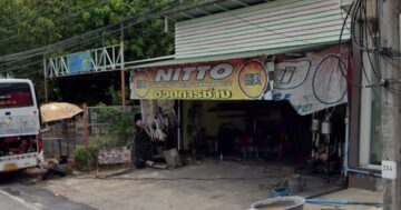 car_repair мастерская с внимательным механиком, который подробно объясняет ремонт до и после осмотра, с вежливым сервисом и разумными ценами