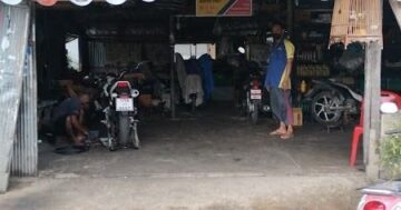 Автосервис (ремонт авто) — смешанные отзывы: клиент предупреждает о поддельной батарее, проверяйте оригинальность запчастей и гарантии